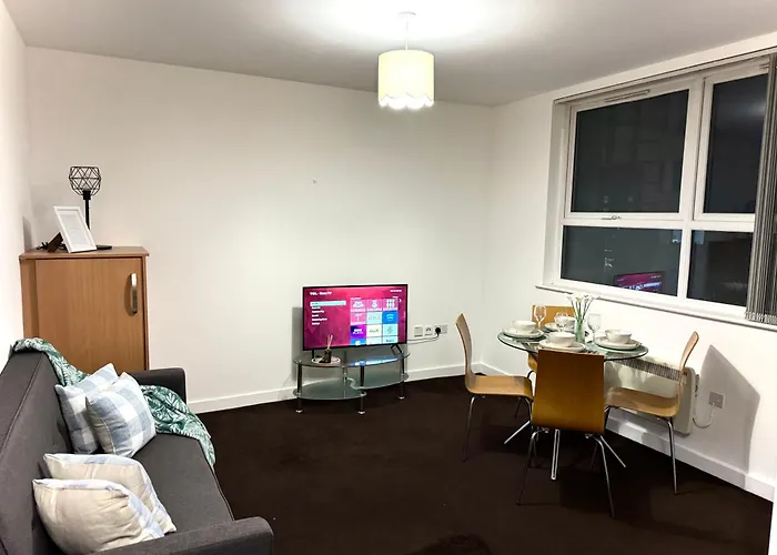 Chic Trafford Apartment, Private Underground Parking, Fast Wi-Fi, Self Check-In Anytime, 5 Mins To Old Trafford Stadium
