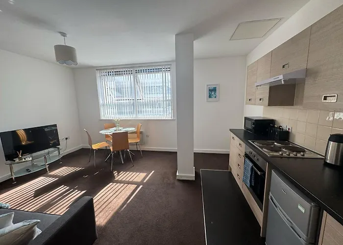 Chic Trafford Apartment, Private Underground Parking, Fast Wi-Fi, Self Check-In Anytime, 5 Mins To Old Trafford Stadium